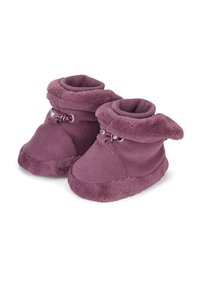 Lila Fleece-Stiefel mit weichem, plüschigem Material, ausgestattet mit einem umgeschlagenen Bündchen und dekorativer Hardware an der Seite.