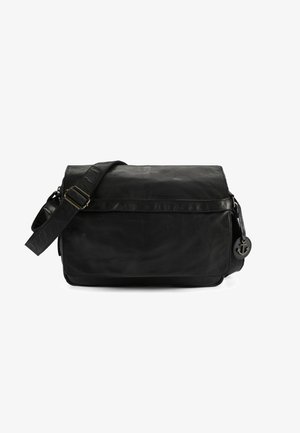 Bolso messenger de cuero negro con solapa, correa ajustable y detalle de herrajes en forma de ancla. Textura suave y forma rectangular.