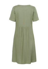 Olijfgroene jurk tot de knie met korte mouwen, geplooid detail net onder de bovenrug, en een ronde halslijn.