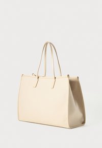 Saco tote bege com um design estruturado, textura lisa, duas alças estreitas e acentos minimalistas. Sem marcação ou padrões visíveis.