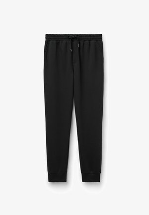 Czarne dresy wykonane z miękkiego, elastycznego materiału. Posiadają elastyczny pas z sznurkiem, boczne kieszenie oraz zwężane mankiety.