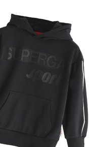 Sudadera negra con capucha que presenta un bolsillo canguro frontal, un marcado diseño en relieve de la marca 'SUPERGA sport' y acentos de franjas blancas en los laterales. Fabricada en un tejido suave.