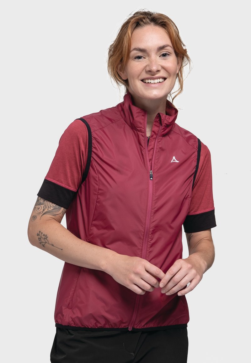 Rote Nylonweste mit hohem Kragen, schwarzen Kurzärmeln und einem Frontreißverschluss. Verfügt über ein kleines Logo auf der Brust und ein leichtes Design.