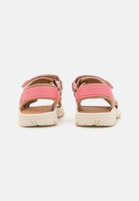 Zadní pohled na sandály s designem růžových a béžových popruhů, polstrovanou stélkou a texturovanou gumovou podrážkou. Suchý zip pro nastavitelnou velikost.