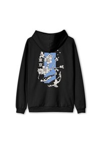 Svart hoodie med ett grafiskt mönster av körsbärsblommor och koi-fiskar på en blå bakgrund, med japansk text i vitt. Mjuk material.