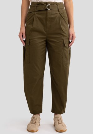 Pantalons cargo vert olive à taille haute, avec passants de ceinture et boucle en argent. Comprend deux poches latérales et une coupe décontractée et fuselée.