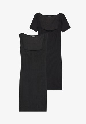 Črna obleka bodycon s kvadratnim dekoltejem, kratkimi rokavi in rebrasto teksturo. Prikazane so dve različici: svetlejša črna in temnejša črna odtenka.