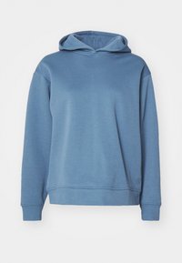 Modrá mikina s kapucí vyrobená z měkkého materiálu. Má uvolněný střih, dlouhé rukávy a žebrovaný lem s malým logem na spodní části.