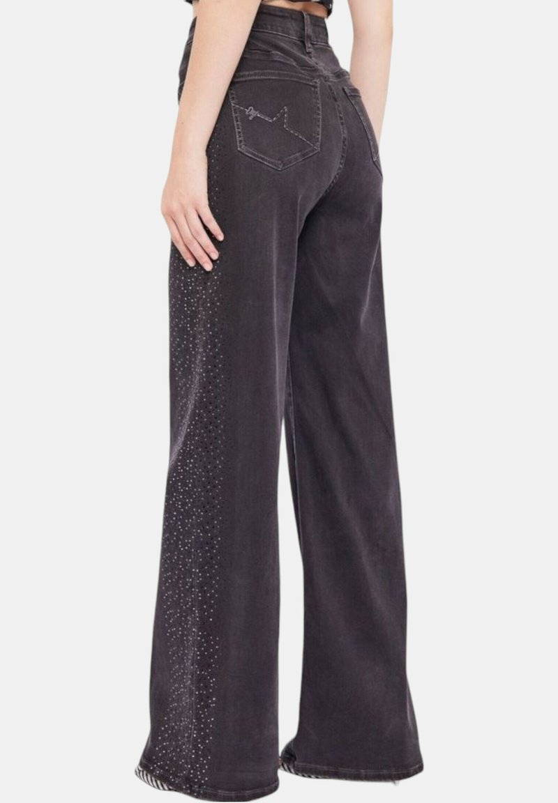 Jeans Denny Rose – Taille M – Denim Bleu Avec Appliqués Strass Et Cabochons – Neuf Avec étiquettes