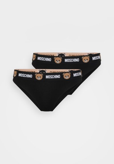 Fekete pamut férfi alsónemű, mintás derékpánttal, amelyen medve motívum és "Moschino" logó található. Puha tapintás, alacsony derékú kivitel, két darab.