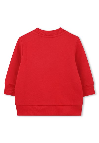 Pull rouge avec un col rond à côtes et des poignets à côtes. Présente une texture lisse avec une couleur unie et un design simple. Pas de détails supplémentaires.