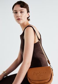 CRISHA MAIN - Schoudertas - tobacco brown