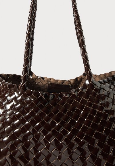 Borsa a tote intrecciata marrone con una finitura lucida, caratterizzata da manici intrecciati e un interno testurizzato. Design senza chiusura con bordo a scollatura.