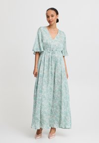 Maxikleid in Mintgrün mit Paisleymuster, V-Ausschnitt und kurzen, schwingenden Ärmeln; geraffte Taille, fließender Stoff und weiche Textur.