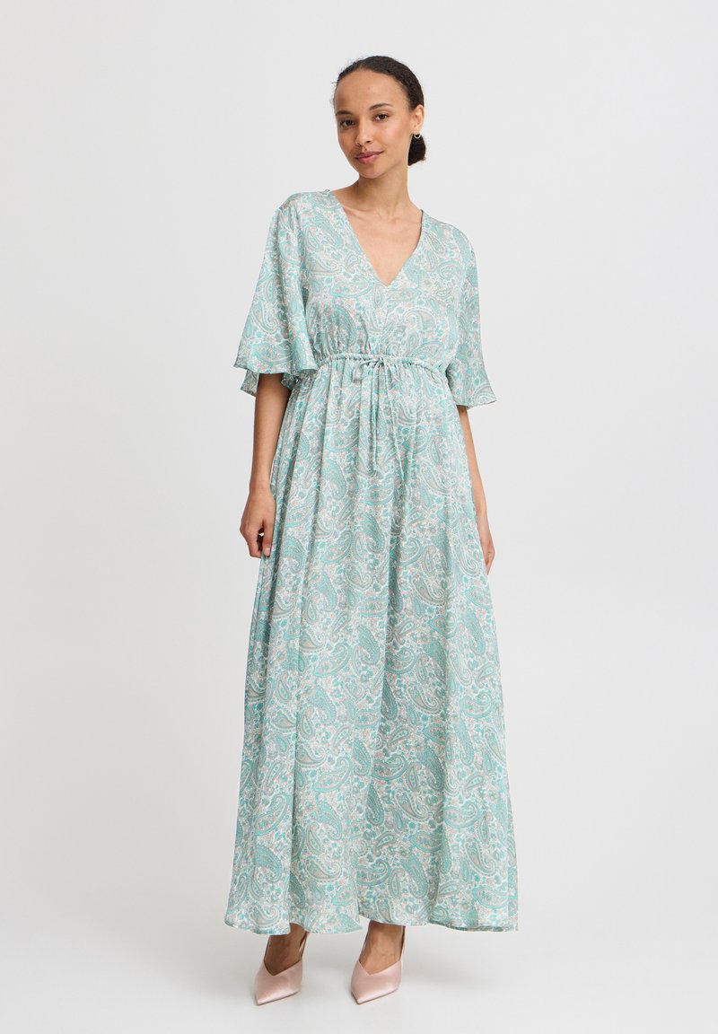 Maxikleid in Mintgrün mit Paisleymuster, V-Ausschnitt und kurzen, schwingenden Ärmeln; geraffte Taille, fließender Stoff und weiche Textur.