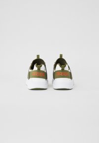 Gröna och vita Kappa-sneakers med en strukturerad ovandel, justerbara remmar och en framträdande röd logotyp på baksidan. Tjock vit sula.