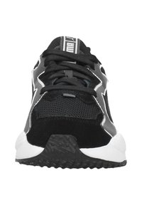 Chaussures de sport noires avec une tige en mesh, des accents en daim et une semelle intermédiaire blanche. Comprend des lacets noirs et un design de bout arrondi.
