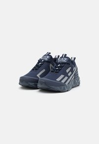 EA7 Emporio Armani ULTIMATE KOMBAT UNISEX - Sportcipő - black iris/silver reflective