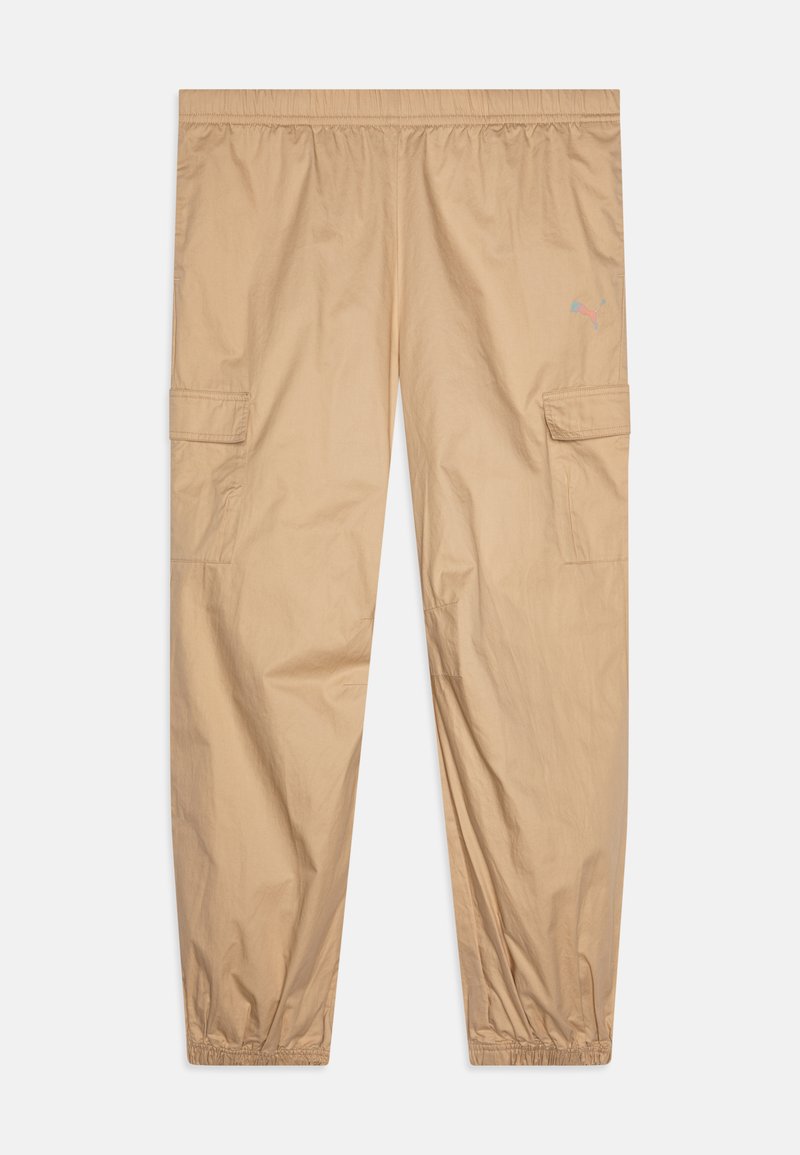 Beige cargo hlače od laganog materijala. Imaju elastičnu traku u struku i bočne džepove s preklopima. Opušteni kroj, skupljeni rubovi.
