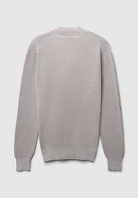 Helles graues, geripptes Sweatshirt mit hohem Kragen, langen Ärmeln und seitlichen Schlitzen am Saum. Glatte Textur mit körpernahem Schnitt.