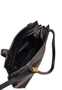 Borsa tote in pelle nera con finitura testurizzata, dotata di accessori in oro, tasche interne con zip e un ampio scomparto foderato in tessuto scuro.