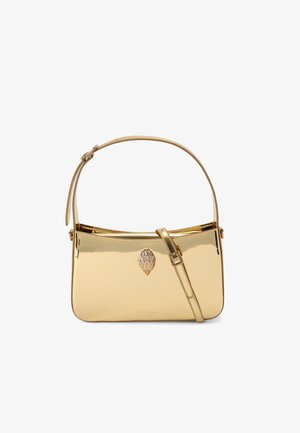 Sac à épaule en métal doré avec une forme rectangulaire épurée. Dispose d'une bandoulière amovible, d'une surface brillante et d'un fermoir décoratif ressemblant à une coquille.