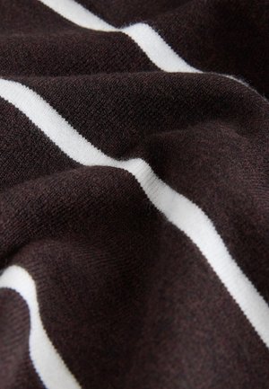 Donkerbruin stof met een zachte textuur, voorzien van horizontale witte strepen. Het materiaal lijkt gebreid en licht textuurrijk.