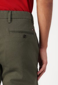 Tommy Hilfiger DENTON STRUCTURE - Chinos - army green