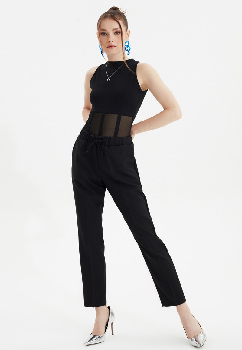 Trendyol Broek zwart