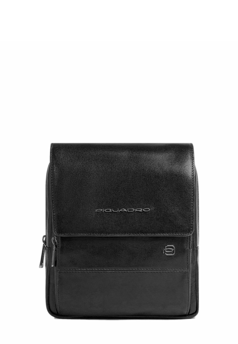 Borsa a tracolla nera in pelle con chiusura a patta, tasca frontale con zip, logo in rilievo e texture liscia. Forma rettangolare compatta.