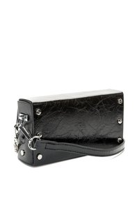 Borsa a pochette nera in pelle sintetica, forma rettangolare, con accenti in metallo argentato e una finitura testurizzata con pieghe visibili.