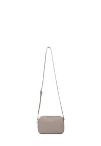 Sac bandoulière en cuir gris clair avec une texture lisse, fermeture zippée et bandoulière réglable. Présente un logo subtil à l'avant.
