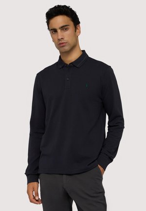 Marineblaues Poloshirt mit langen Ärmeln, einem knöpfbaren Kragen, grünen und dunkelgrauen Streifenakzenten sowie einem kleinen Logo auf der Brust. Glatte Stoffstruktur.
