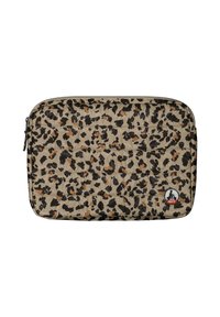 Funda para portátil con estampado de leopardo hecha de tela ligera, con un fondo crema y manchas negras y marrones, y cierre de cremallera.
