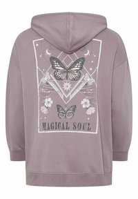 Lilla hættetrøje med grafik på ryggen af sommerfugle, blomster, halvmåner og teksten "MAGICAL SOUL" i en stiliseret skrifttype.