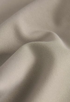 Světle béžová látka s hladkým povrchem, která má jemný proužkovaný vzor. Materiál vypadá měkce a jemně splývá.