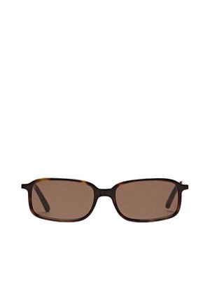 Rektangulære solbriller med mørkebrune tonede linser og tynd stel i skildpaddeprint, vist forfra på en hvid baggrund.