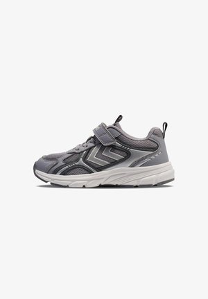 Szary but sportowy wykonany z siateczki i materiału syntetycznego, wyposażony w pasek na rzep oraz amortyzowaną podeszwę z teksturowanym wzorem.