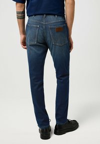 Wrangler 5-POCKET - Vaqueros rectos - fog