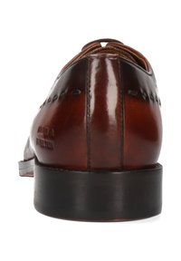 Scarpa da dress in pelle marrone con finitura lucida, punta arrotondata e cuciture decorative lungo il retro. Suola in pelle nera con tacco basso.
