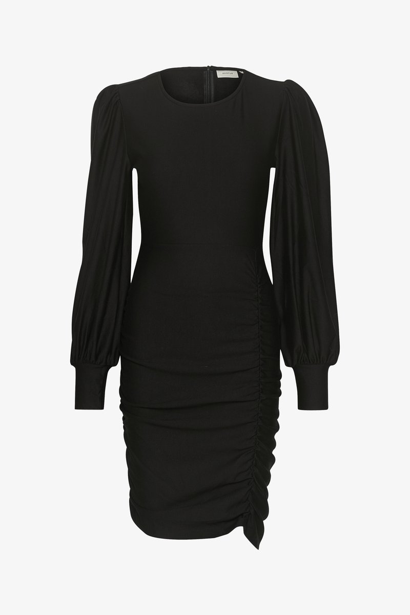Robe noire avec de longues manches bouffantes, col rond et fermeture éclair au dos. Présente des détails froncés sur un côté, créant une silhouette cintrée.