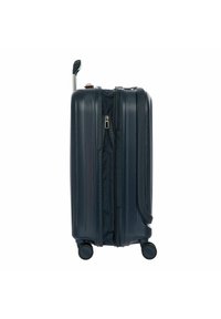 Valigia rigida blu navy con texture lineare, doppi zip, manico retrattile e quattro ruote per la mobilità.
