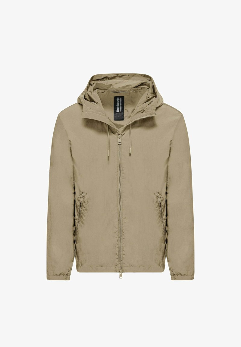 Lichtbruine capuchonjas met volledige ritssluiting aan de voorkant, trekkoorden aan de kap en met rits afsluitbare zijzakken, gemaakt van lichtgewicht stof.