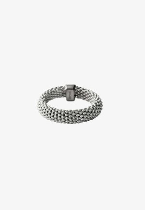 Pulsera de cadena de malla de tono plateado con cierre magnético, diseño tejido y acabado pulido, descansando sobre un fondo blanco.