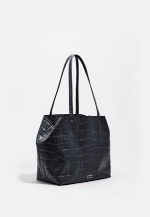 Melnas mākslīgās krokodila ādas rokas soma ar dubultiem plecu siksnām un „BIMBA Y LOLA” logotipu priekšējā apakšējā stūrī.