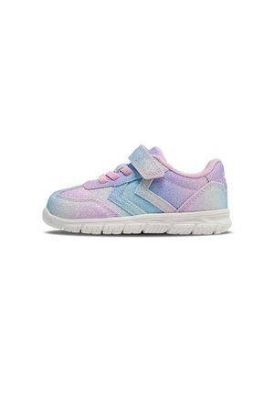 Børnesneaker i pastelfarverne lilla, blå og pink med glitter, velcrolukning, pink snørebånd og hvid fleksibel sål vist i sideprofil.