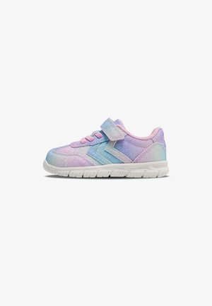 Dziecięce pastelowe fioletowe, niebieskie i różowe sneakersy z brokatem, paskiem na rzep, różowymi sznurówkami i białą elastyczną podeszwą, pokazane z profilu.