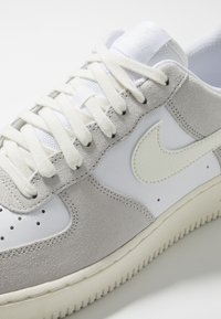 Nike Sportswear NIKE AIR FORCE 1 LV8 - Joggesko - white/sail/platinum tint