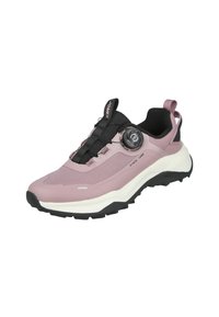 Zapatilla deportiva de color rosa claro con sistema de cordones negro y un dial redondo, parte superior texturizada, entresuela blanca y suela negra rugosa.