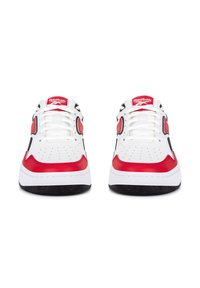 Biele, červené a čierne tenisky Reebok z pohľadu spredu, zobrazené s šnúrkami, perforáciami a označením na jazyku.